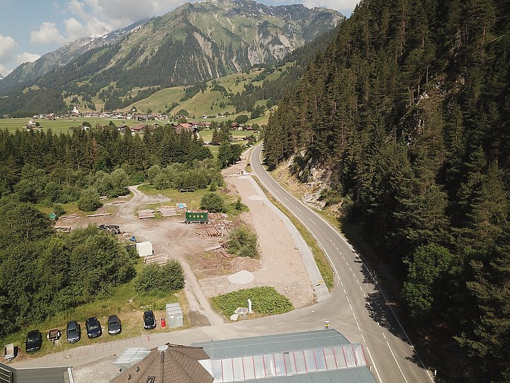 © Land Tirol/Reiter Entlang der Bundesstraße wird ein neuer Hochwasserschutz errichtet. Dieser wird das Gewerbegebiet Wolf und die Lechtal Bundesstraße vor Hochwasser schützen.