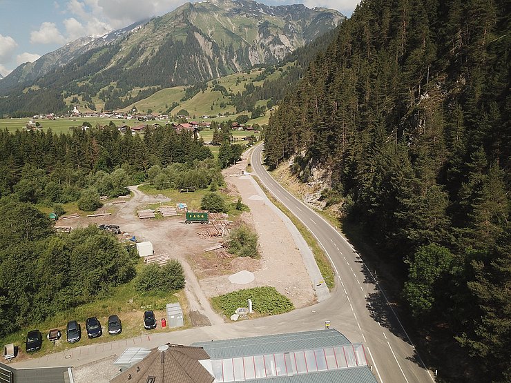 Entlang der Bundesstraße wird ein neuer Hochwasserschutz errichtet. Dieser wird das Gewerbegebiet Wolf und die Lechtal Bundesstraße vor Hochwasser schützen.