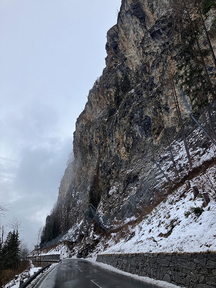 Landstraße neben einem großen Felsen