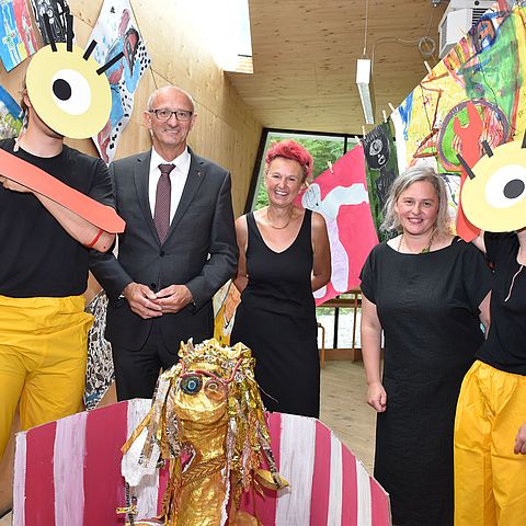 Im Bilding, der Kunst- und Architekturschule für Kinder und Jugendliche, haben LH Anton Mattle, Monika Abendstein und Pia Sandner YUKUMOOKT vorgestellt.