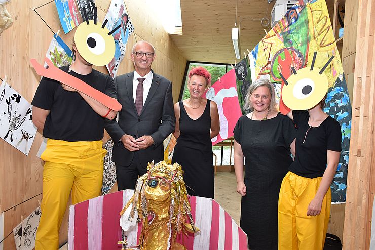 Im Bilding, der Kunst- und Architekturschule für Kinder und Jugendliche, haben LH Anton Mattle, Monika Abendstein und Pia Sandner YUKUMOOKT vorgestellt.