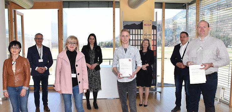 Auf dem Gruppenfoto von re. nach li. Verena Steinlechner-Graziadei (Vizepräsidentin Arbeiterkammer Tirol), Stefan Bletzacher (Bezirksstellenleiter Wirtschaftskammer Schwaz), Arbeits- und Bildungslandesrätin Beate Palfrader, Victoria Weber (Bürgermeisterin von Schwaz), „Lehrling des Monats März 2022“ Johannes Mann, Andrea Berghofer (Eigentümerfamilie Firma Adler-Lacke), Peter Schwemberger (Bürgermeister von Volders) und Lehrlingsausbilder Michael Enders bei der Auszeichnungsfeier in Schwaz.