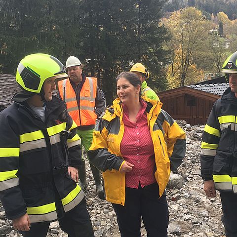 Bezirkseinsatzleiterin Olga Reisner informiert sich über den Fortgang der Aufräumungsarbeiten.