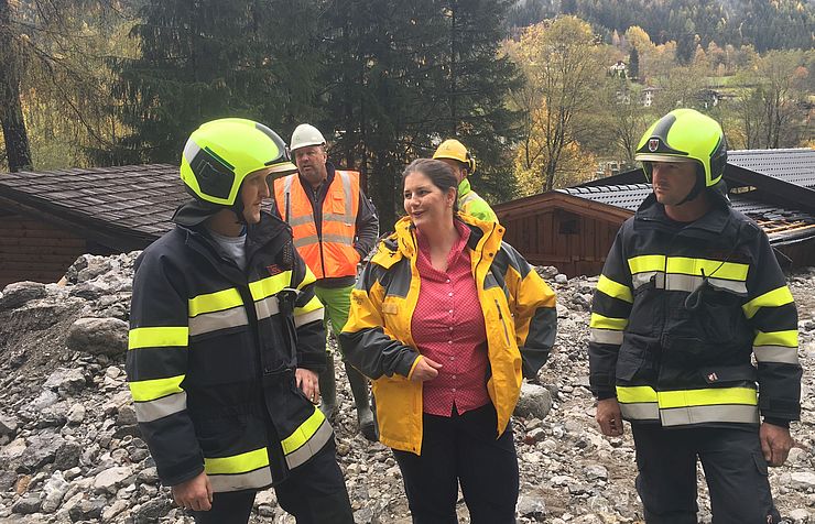 Bezirkseinsatzleiterin Olga Reisner informiert sich über den Fortgang der Aufräumungsarbeiten.