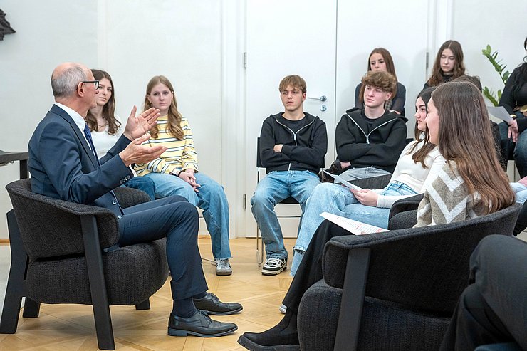 Mehrere sitzenden Menschen, die miteinander reden