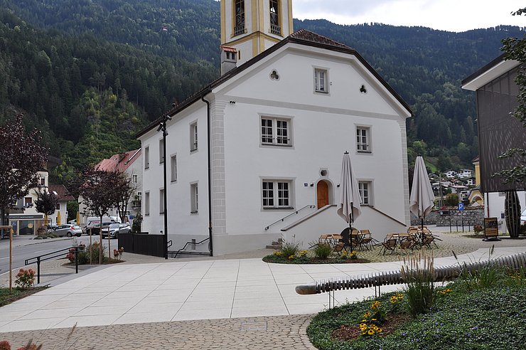 © Land Tirol Dorfplatz in Zams mit altem Doktorhaus als neues Cafe vor der Kirche
