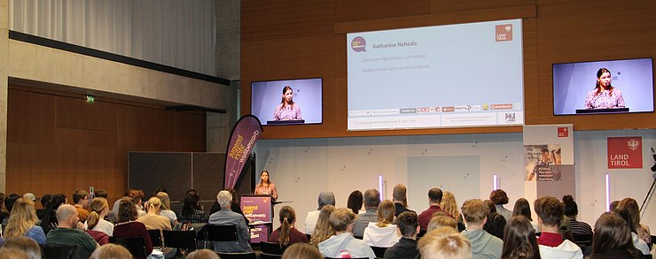 Jugendliche spricht vor Publikum