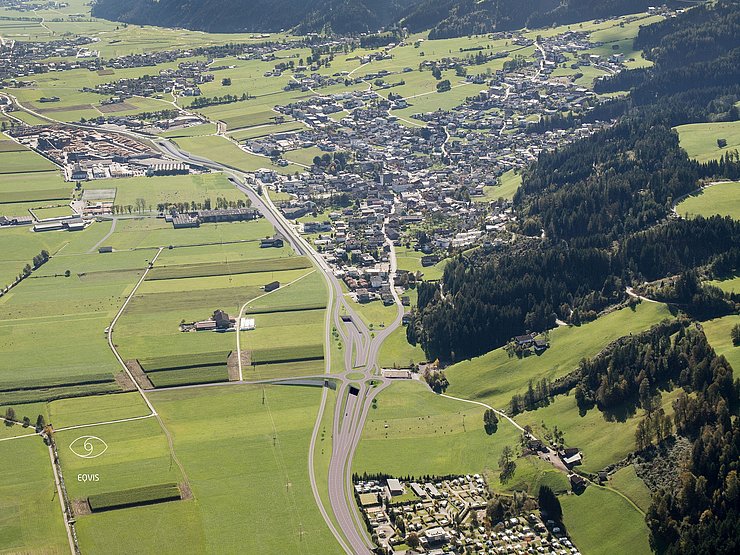 Das Projekt Umfahrung Fügen umfasst den Neubau der B 169 Zillertalstraße zwischen Fügen-Nord und Fügen-Süd, die direkte Anbindung der L 298 Harter Straße sowie die Verlegung der Zillertalbahn. 