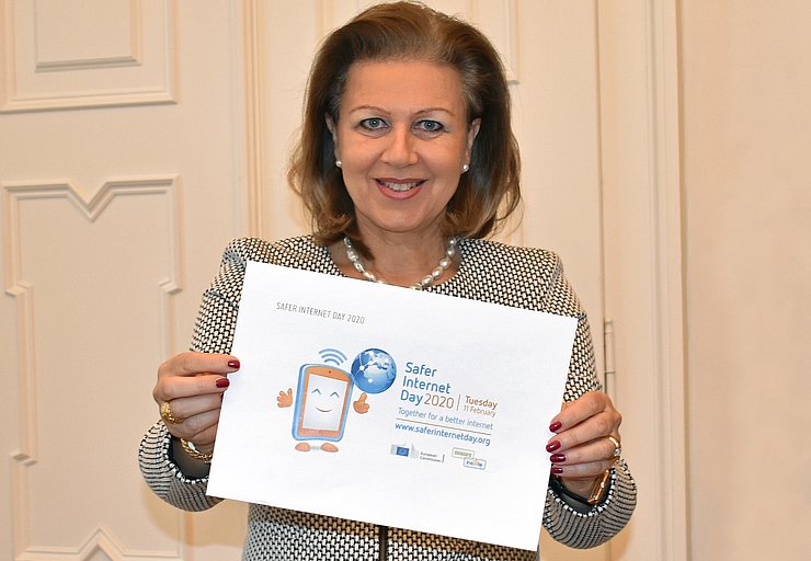 Jugendlandesrätin Patrizia Zoller-Frischauf ist es ein wichtiges Anliegen, dass junge Menschen für die sichere Nutzung des Internets sensibilisiert werden und ihre Medienkompetenz schärfen können.