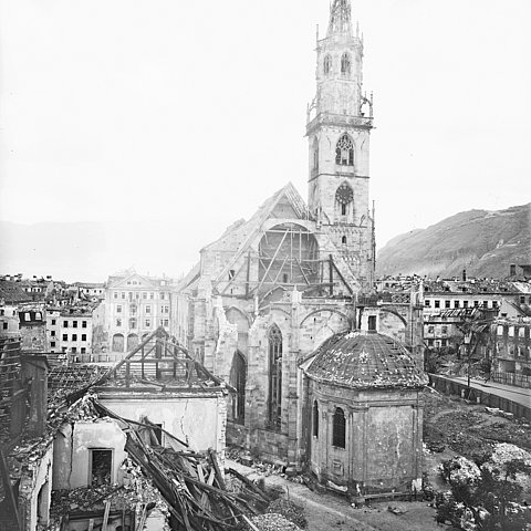 Eine eindrucksvolle Darstellung aus der aktuellen Ausstellung: Die durch Bomben zerstörte Ruine des Bozner Doms im Jahr 1945.
