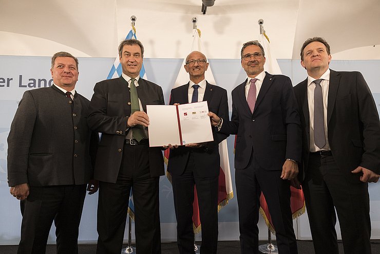 Im Anschluss an die Unterzeichnung (v.li.): Bayerns Verkehrsminister Christian Bernreiter, Bayerns Ministerpräsident Markus Söder, Tirols LH Anton Mattle, Südtirols LH Arno Kompatscher und Tirols Verkehrslandesrat René Zumtobel. 