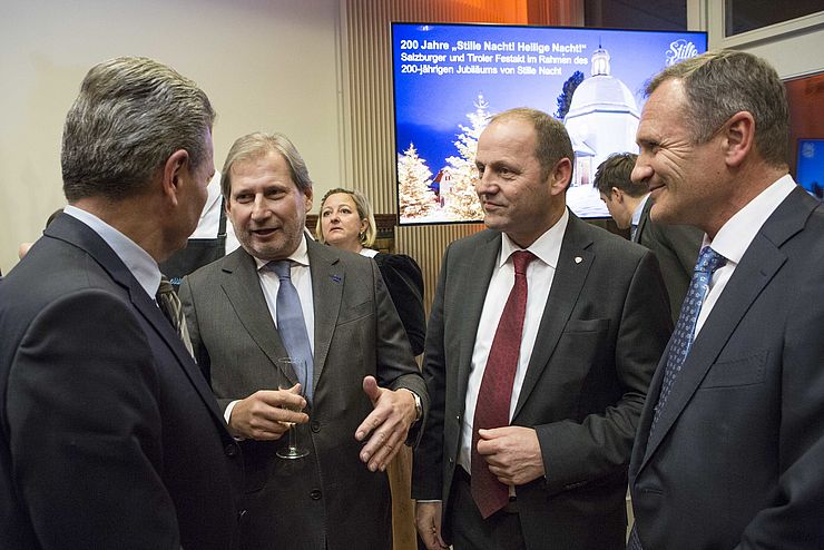 Die EU-Kommissare Günther Öttinger und Johannes Hahn unterhalten sich anlässlich des 200-Jahr-Jubiläums von "Stille Nacht" mit Tirols Landeshauptmann-Stellvertreter Josef Geisler und dem Leiter des Tirol-Büros in Brüssel, Richard Seeber.