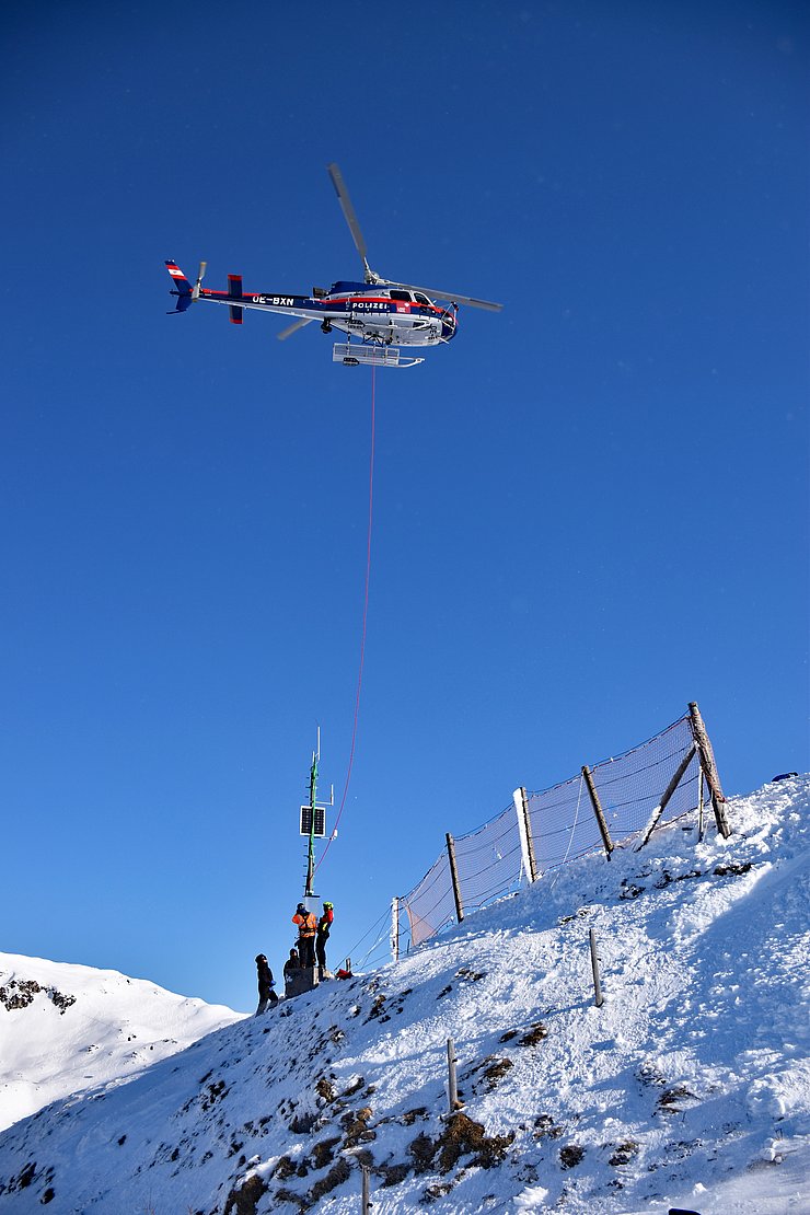 Hubschrauber stellt Wetterstation auf