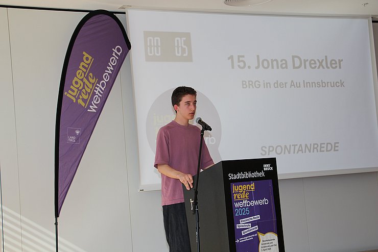 Jugendlicher spricht in Mikrofon