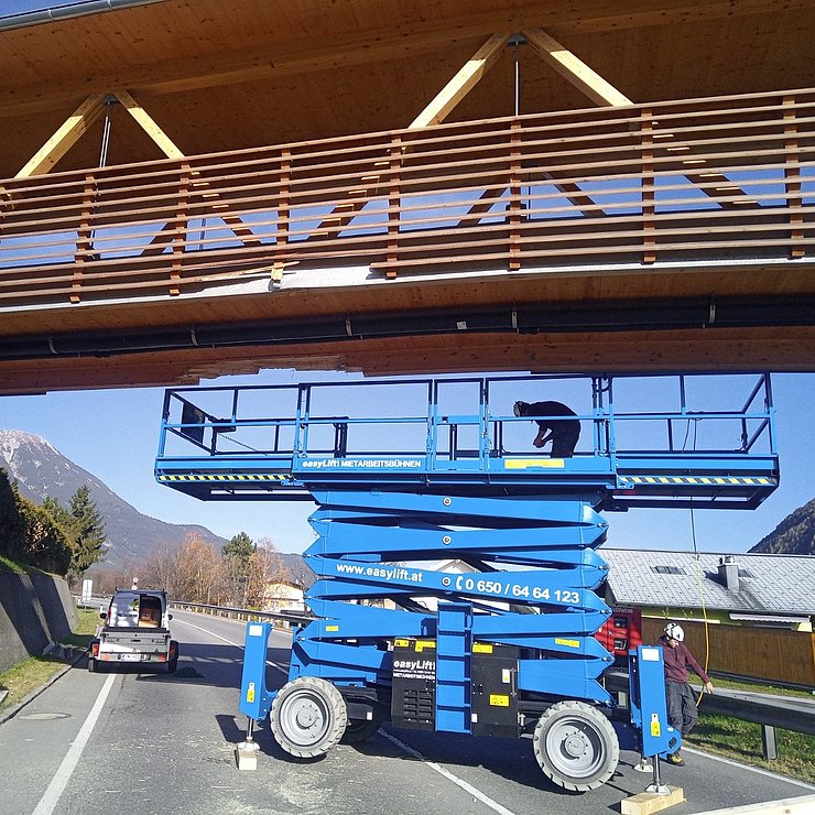 Reparaturarbeiten an der Fußgängerbrücke aus Holz.