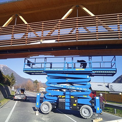 Reparaturarbeiten an der Fußgängerbrücke aus Holz.
