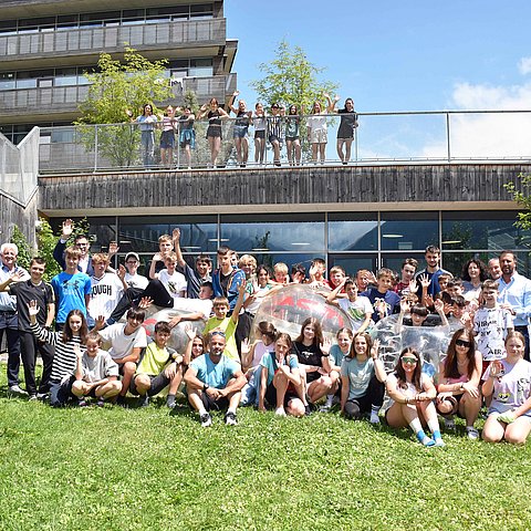 LHStv Georg Dornauer auf einem Gruppenbild mit vielen Kindern und den BetreuerInnen.