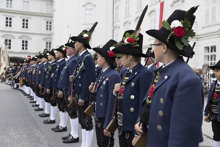 Aufgestellte Front vor der Innsbrucker Hofburg beim Landesüblichen Empfang anlässlich des Besuchs von EU-Kommissar Apostolos Tzitzikostas in Tirol. 