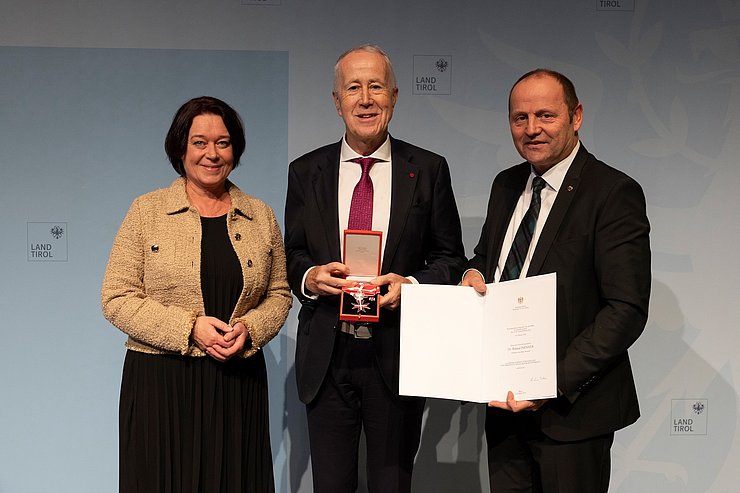 LTPin Sonja Ledl-Rossmann und LHStv Josef Geisler mit dem Ausgezeichneten Roland Psenner, der das Große Silberne Ehrenzeichen für Verdienste um die Republik Österreich erhielt.