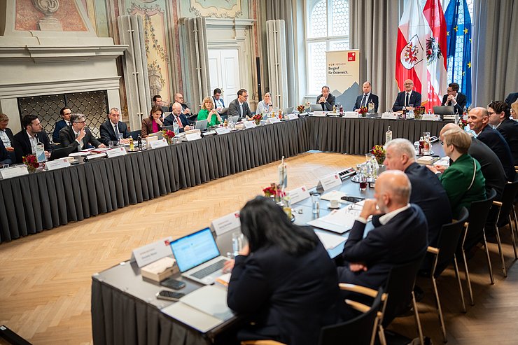 © Land Tirol/Jovanovic Sitzung im Landhaus