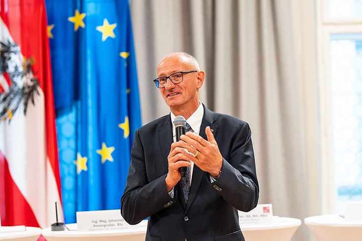 Anton Mattle spricht in ein Mikrofon.