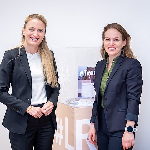 Das Foto zeigt die Direktorin des LRH MMag.a Dr.in Monika Aichholzer-Wurzer und die Generaldirektorin Frau Dr.in Natalie Harsdorf LL.M.  