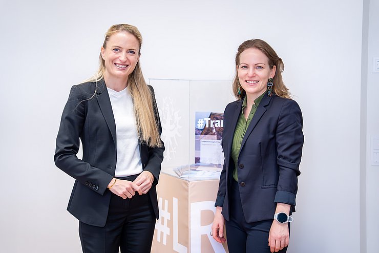 Das Foto zeigt die Direktorin des LRH MMag.a Dr.in Monika Aichholzer-Wurzer und die Generaldirektorin Frau Dr.in Natalie Harsdorf LL.M.  