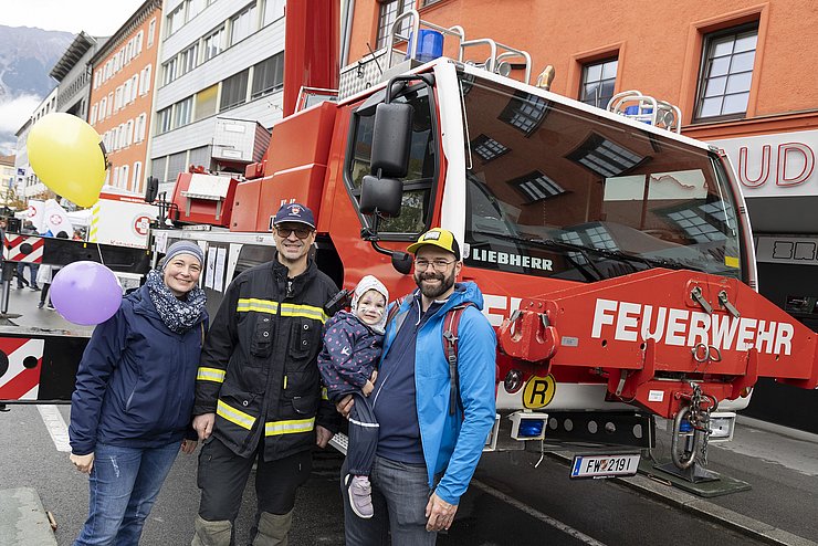 Entlang der Wilhelm-Greil-Straße präsentierten zahlreiche Einsatzorganisationen ihre Einsatzfahrzeuge - auch die Feuerwehr. 