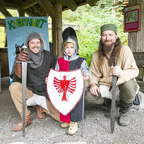 Der kleine Ritter Jonas (4) mit den Knappenwelt-Rittern.