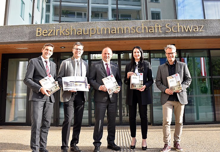 Die BH Schwaz erstrahlt in neuem Glanz, von links: Landesamtsdirektor Herbert Forster, Bezirkshauptmann Michael Brandl, LHStv Josef Geisler, Bgmin Victoria Weber, Architekt Thomas Mathoy.