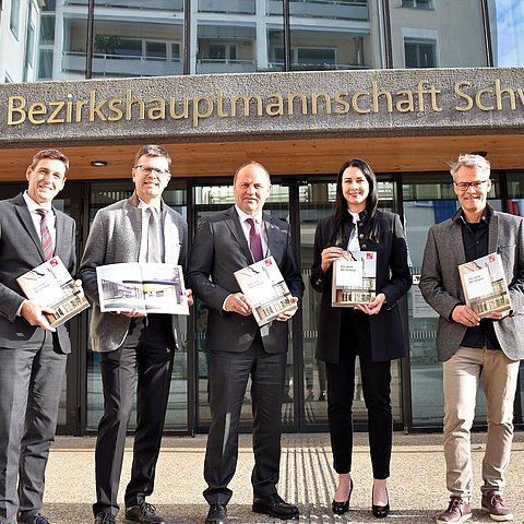 Die BH Schwaz erstrahlt in neuem Glanz, von links: Landesamtsdirektor Herbert Forster, Bezirkshauptmann Michael Brandl, LHStv Josef Geisler, Bgmin Victoria Weber, Architekt Thomas Mathoy.