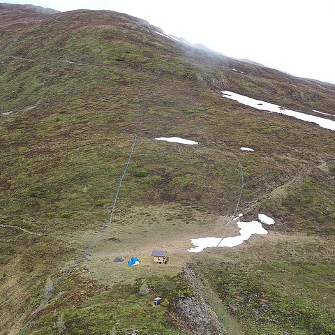 Die Lader Heuberg-Alm ist eine der Pilotalmen für gelenkte Weideführung und Her-denschutz. Nach zahlreichen Rissen werden die Schafe nun in den bereits vorbereite-ten wolfsabweisenden Nachtpferch getrieben.