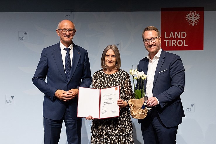 Verleihung Tiroler Sportehrenzeichen 2026, v. l. n. r. LH Anton Mattle, Brigitte Thurnbichler, 1. LHStv. Philip Wohlgemuth