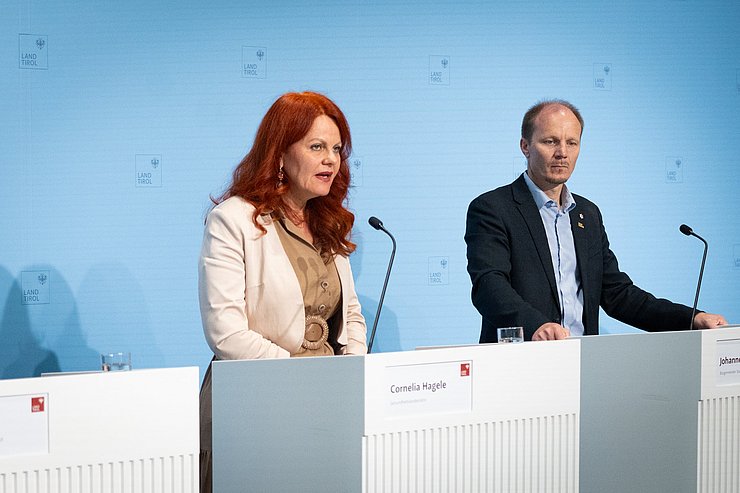 Landesrätin Hagele spricht in ein Mikrofon.