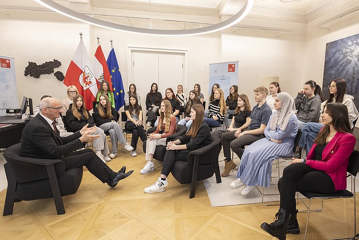 Überblicksfoto von LH Mattle mit der Schulklasse