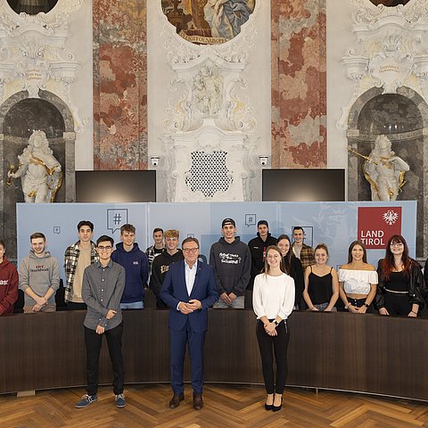 Gruppenfoto der Klasse mit LH Platter