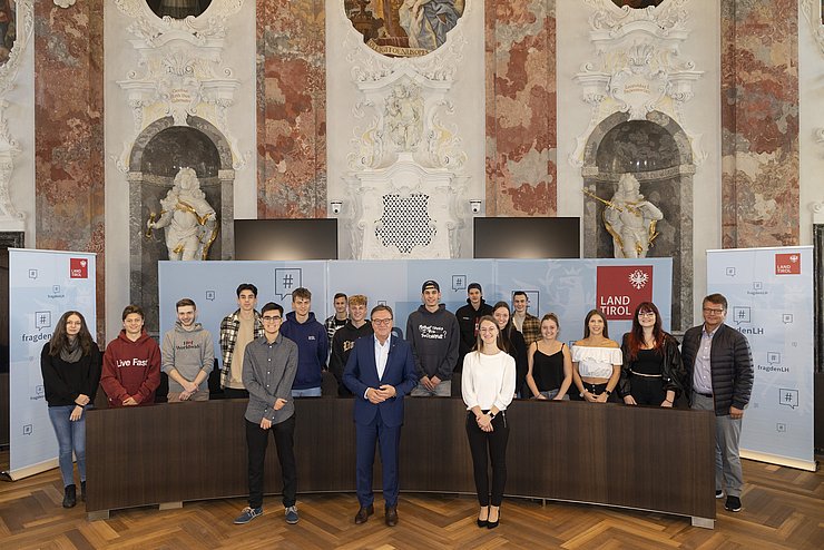 Gruppenfoto der Klasse mit LH Platter
