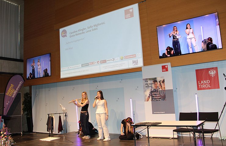 Jugendliche auf der Bühne