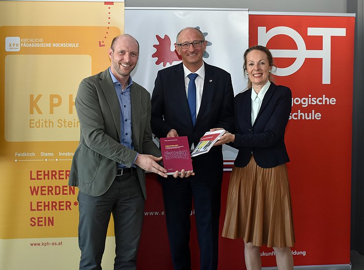 Bei der Präsentation der Euregio-Studie zu den Lebenswelten von Jugendlichen in Tirol, Südtirol und Trentino: v.l. Studienautor Nikolaus Janovsky (KPH), LR Anton Mattle und Irmgard Plattner, Vizerektorin der PHT.