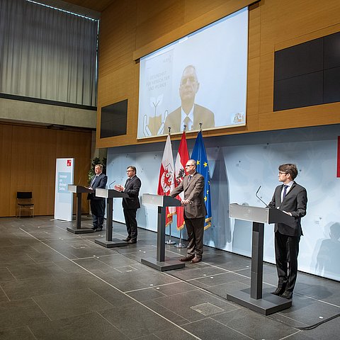 v.re.): Peter Willeit (Studienleiter & Epidemiologe an der Med Uni IBK), LH Günther Platter, Gesundheits- und Wissenschaftslandesrat Bernhard Tilg, Wolfgang Fleischhacker (Rektor der Med Uni IBK) und Franz Allerberger von der AGES, der aus Wien zugeschalten war. 