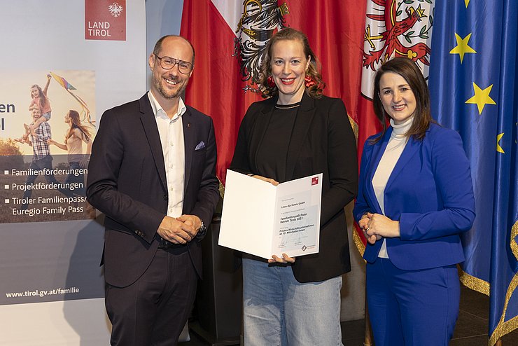 © Land Tirol/Die Fotografen drei Personen mit Urkunde