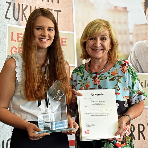 LRin Beate Palfrader gratuliert Carmen Stadler zur Auszeichnung "Lehrlings des Monats Juli".