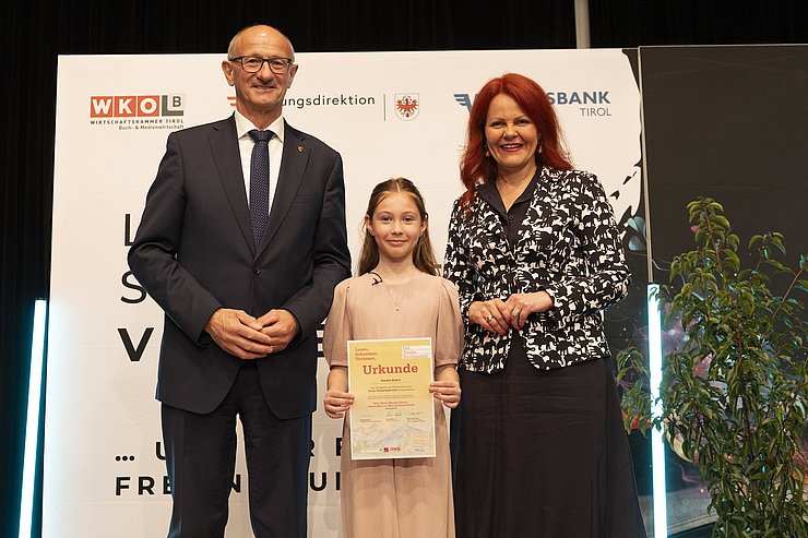 LH Anton Mattle und LRin Cornelia Hagele gratulieren Sandra Weber, der Gewinnerin des tirolweiten Geschichtenwettbewerbs.