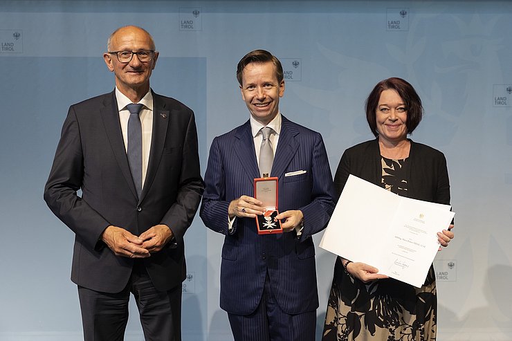 © Land Tirol/Sedlak LH Anton Mattle und LTPin Sonja Ledl-Rossmann mit dem Geehrten Marco Robert Freek (Medizinische Universität Innsbruck), der das Silberne Verdienstzeichen der Republik Österreich überreicht bekam.