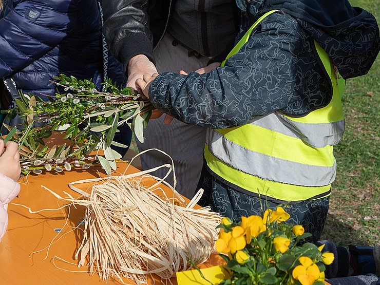 © Kindergarten für Alle Lienz Kinder beim Palmbuschen binden