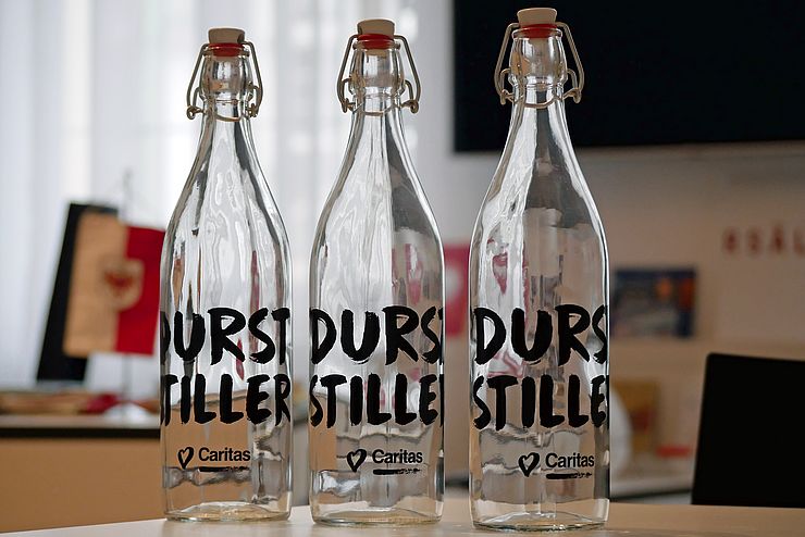 Mit dem Kauf der "DurstStiller"-Glasflaschen kann man die Caritas-Kampagne für sauberes Trinkwasser in Mali und Burkina Faso unterstützen.