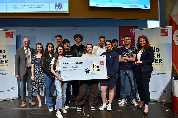 Gruppenfoto der Klasse 2AS der Handelsschule Hall mit Landesrätin Hagele.