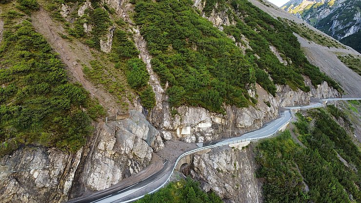 Auf dem Bild ist ein Abschnitt der Hantennjochstraße zu sehen, auf die mehrere kleinere Muren zum Stillstand gekommen sind.