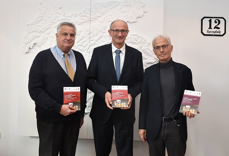 Gestern, Dienstag, fand die Präsentation des Euregio-Monitors 2022 im Euregio-Infopoint in Innsbruck statt. Im Bild: LH Anton Mattle (Mitte) mit den beiden Autoren Christian Traweger (links) und Günther Pallaver. 