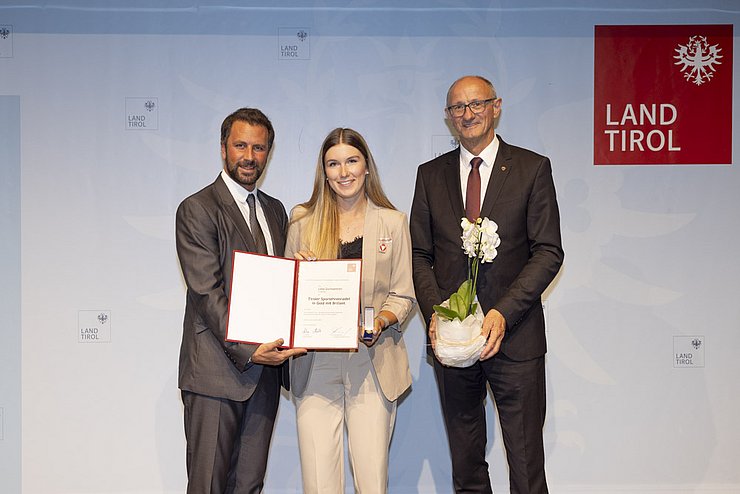 © Land Tirol / Mario Webhofer v.l.n.r. 1. LHStv. Georg Dornauer, Leila Gschwentner, LH Anton Mattle